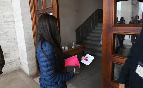 Viti i ri akademik nis me tensione, studentet proteste para Ministrise se Arsimit